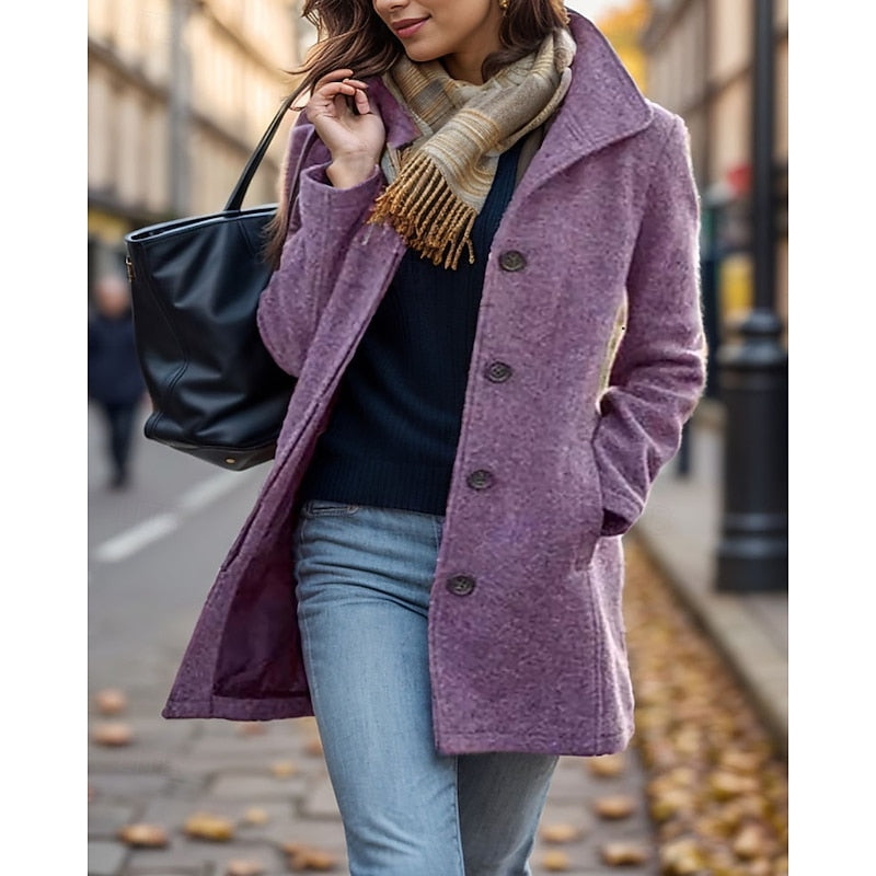 Elegante cappotto donna invernale in lana viola con revers e bottoni frontali, perfetto per un look classico e chic.