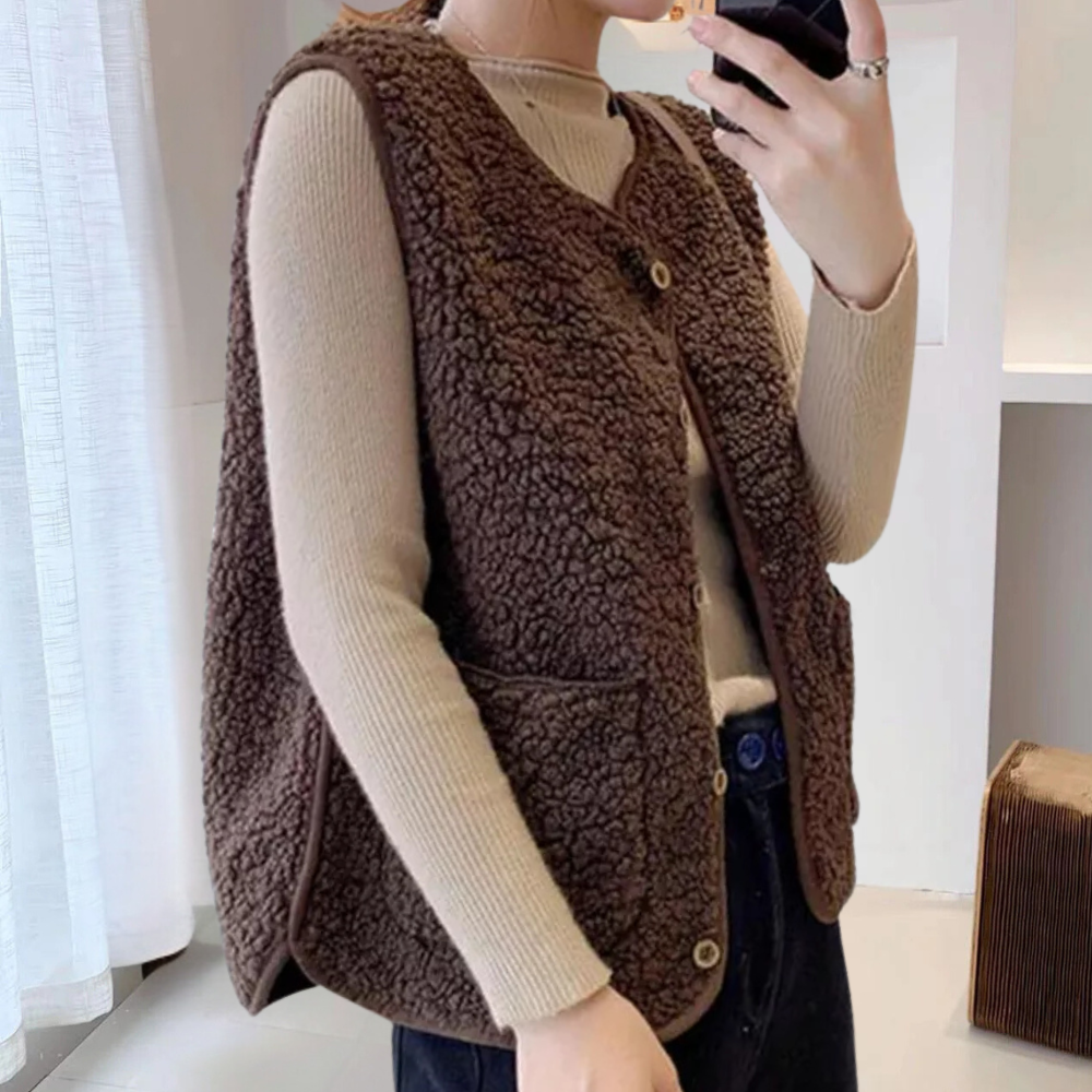 Gilet donna in morbido sherpa marrone con bottoni, comodo e di tendenza per l'abbigliamento casual.