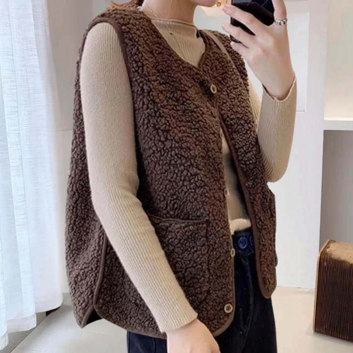 Gilet donna in morbido sherpa marrone con bottoni, comodo e di tendenza per l'abbigliamento casual.
