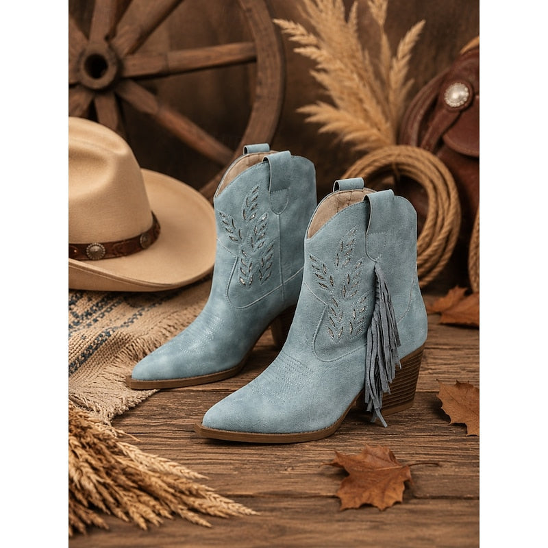 Stivaletti western viola per moda autunno, con nappe, punta affusolata e tacco largo. Stile cowboy.