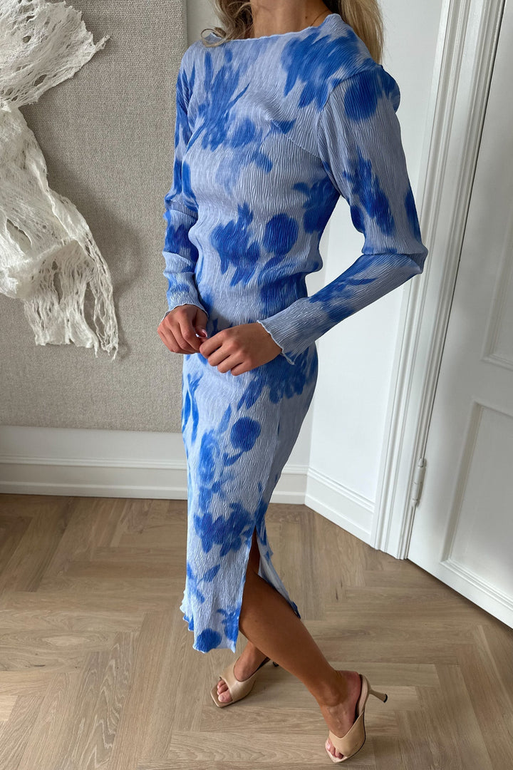 Abito midi donna floreale blu. Vestito con maniche a volant e spacco laterale. Moda estiva elegante e casual.