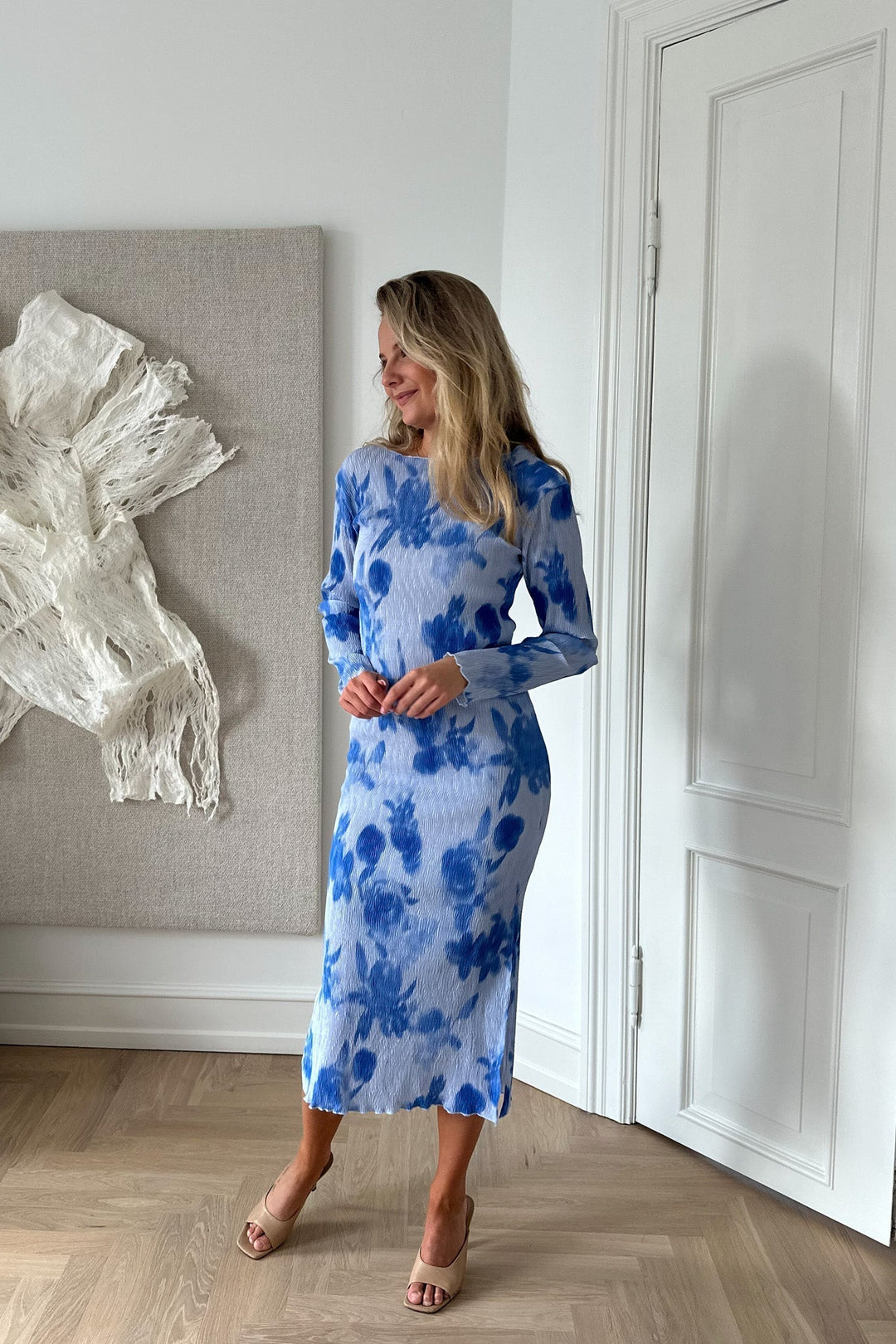 Abito midi donna blu floreale con maniche a volant. Vestito estivo casual elegante per moda donna.
