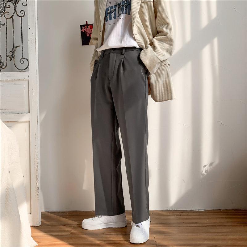 Uomo indossa pantaloni eleganti a gamba dritta, perfetti per riunioni di lavoro e un look business formale.