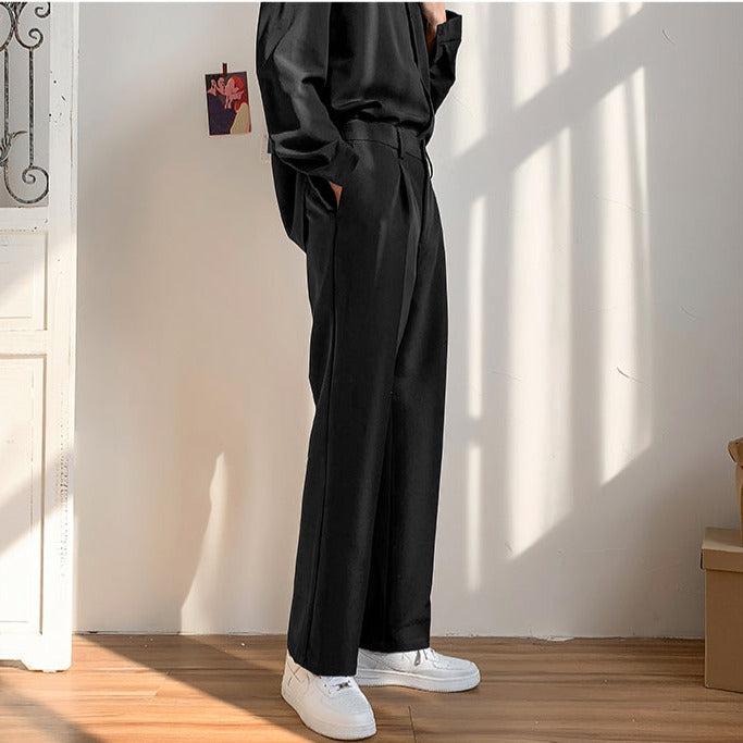 Pantaloni formali uomo dal taglio sartoriale e gamba dritta, un'icona di stile elegante e maschile.