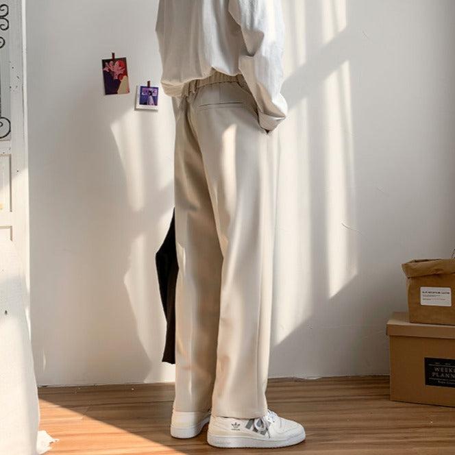 Dettaglio pantaloni eleganti uomo a gamba dritta, con finiture sartoriali per uno stile professionale.