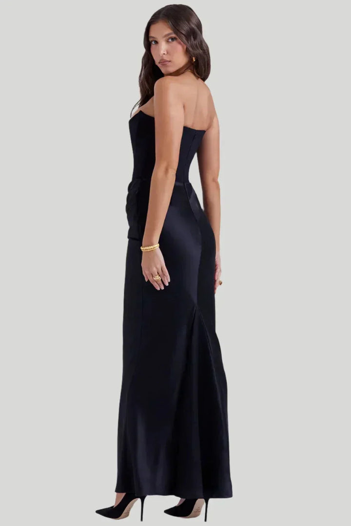 Vestito da sera elegante maxi senza spalline, ideale per gala o eventi speciali, disponibile in rosso, nero o bianco.