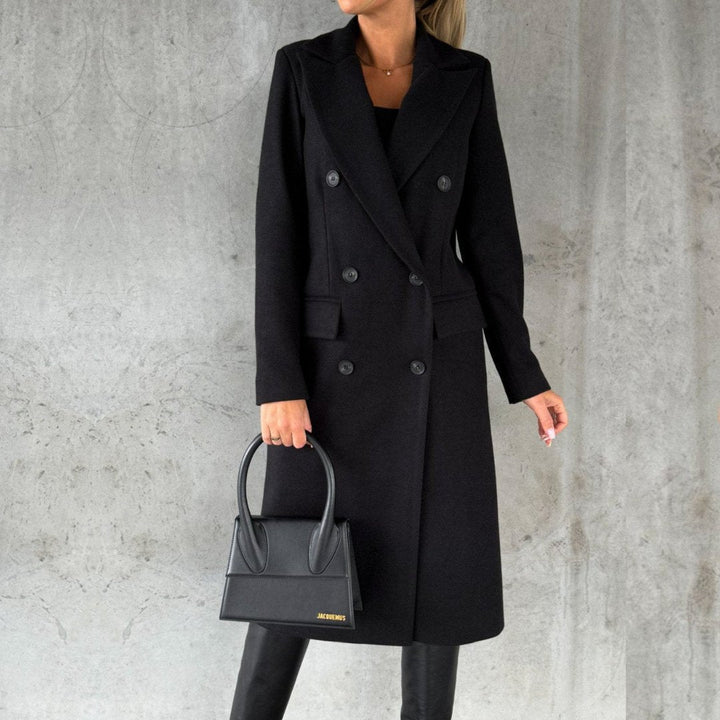 Outerwear donna: cappotto doppiopetto, protegge dal freddo con eleganza. Stile moderno per l'inverno.