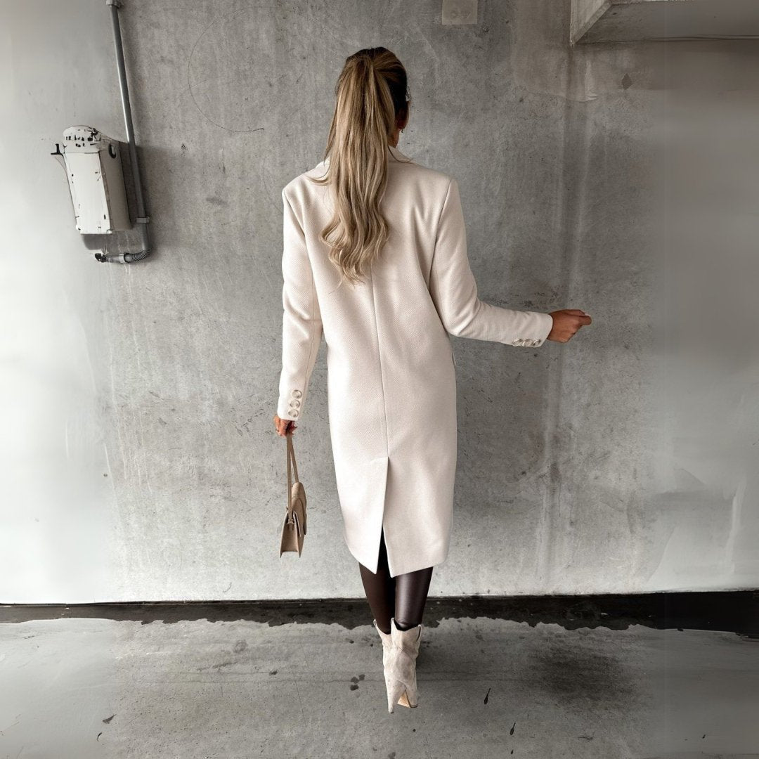 Cappotto da donna doppiopetto, look raffinato. Ideale per l'autunno e l'inverno, un classico elegante.