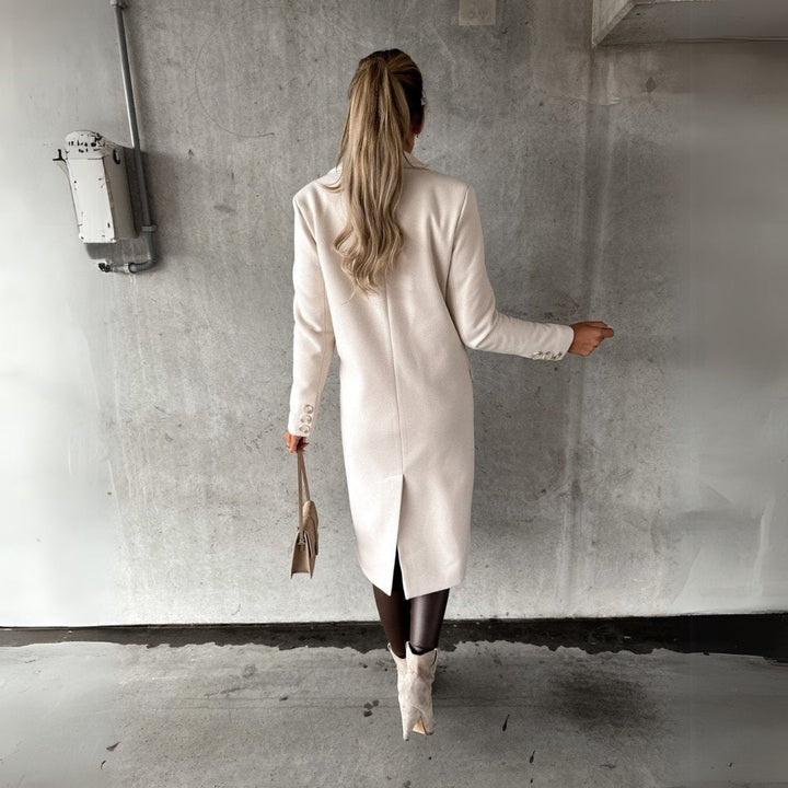 Cappotto da donna doppiopetto, look raffinato. Ideale per l'autunno e l'inverno, un classico elegante.