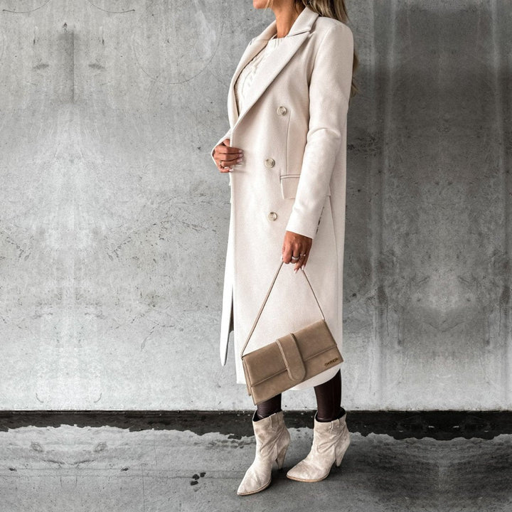 Caldo cappotto invernale donna doppiopetto, design elegante e chic per affrontare il freddo con stile.