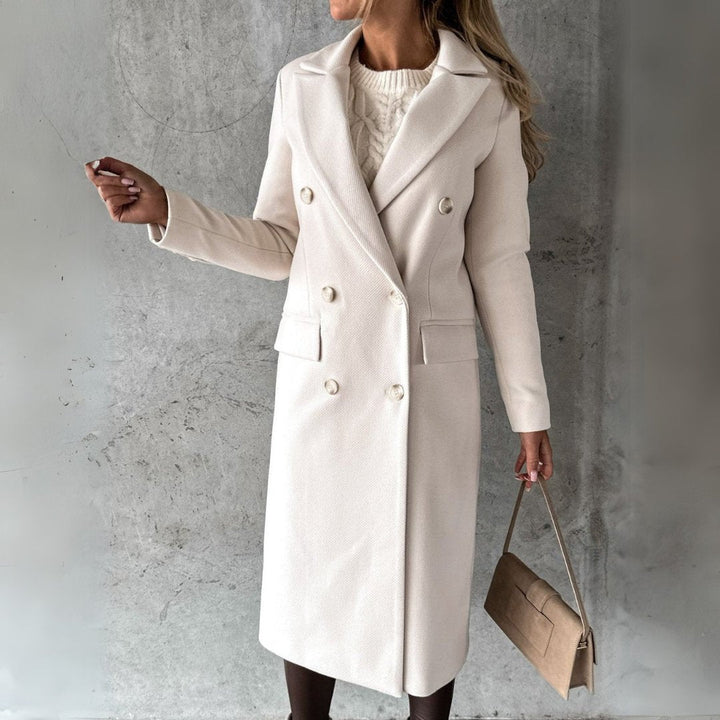 Moda donna: cappotto invernale doppiopetto, elegante e confortevole, must-have per affrontare il freddo.