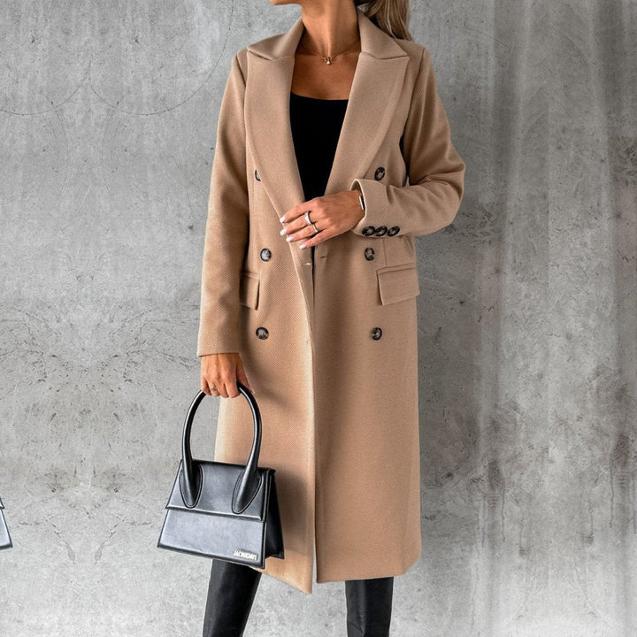Cappotto doppiopetto invernale da donna, stile classico e chic, perfetto per un look caldo e alla moda.