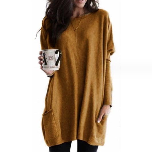 Dettaglio tessuto abito donna oversize, maniche lunghe e scollo rotondo. Qualità e comfort per l'autunno.