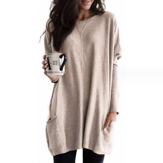 Silhouette comoda abito oversize donna, maniche lunghe e scollo tondo. Stile moderno per abbigliamento versatile.