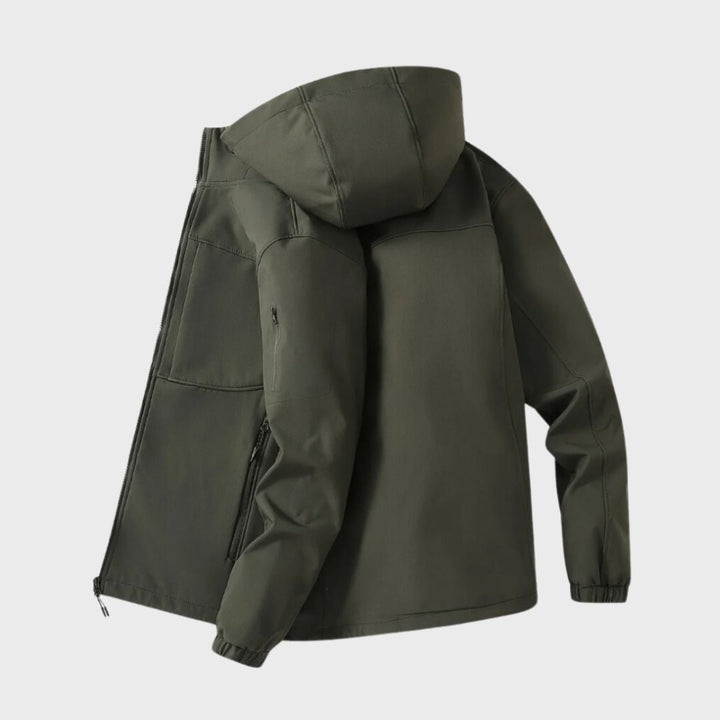 Design versatile giacca uomo impermeabile con cappuccio, ideale per moda casual e attività all'aperto.