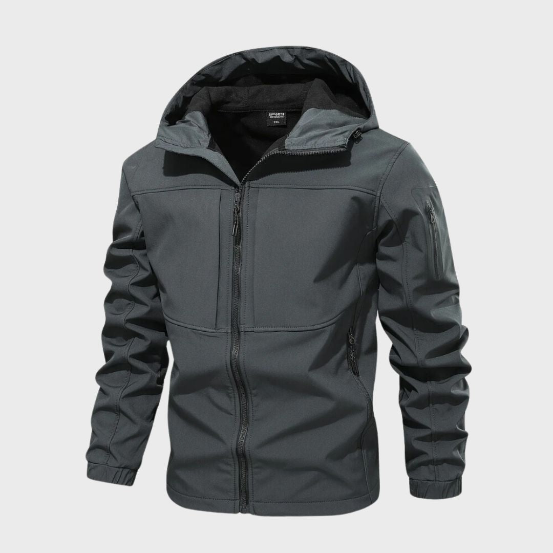 Moderna giacca uomo impermeabile con cappuccio, ideale per look urbani e outdoor versatili.