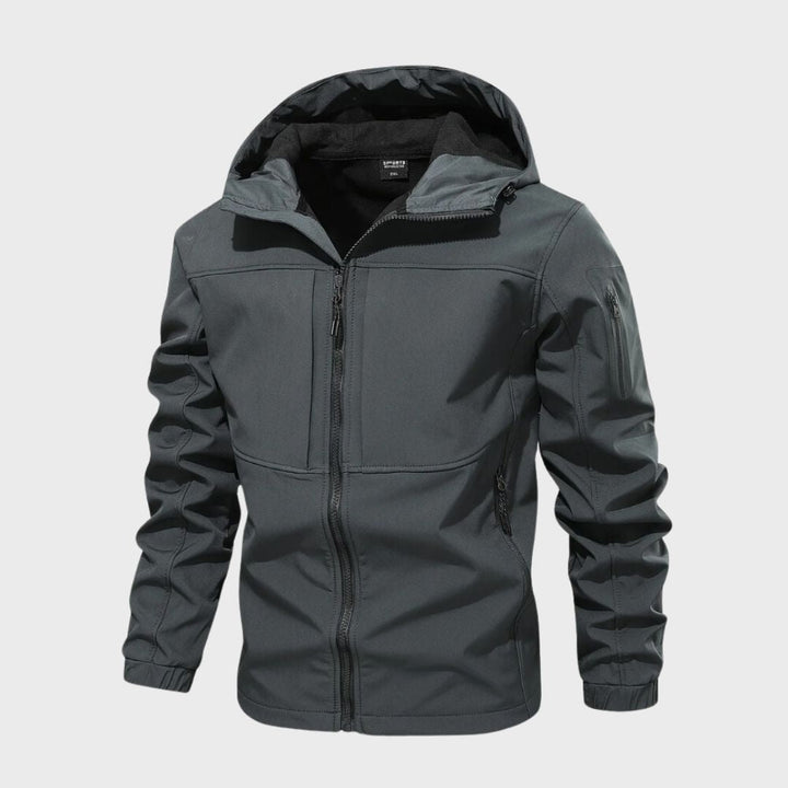 Moderna giacca uomo impermeabile con cappuccio, ideale per look urbani e outdoor versatili.