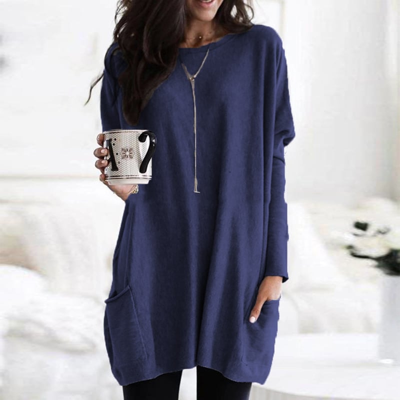 Donna cammina con abito oversize casual, maniche lunghe e scollo rotondo. Comfort e stile per il tuo inverno.