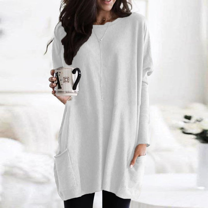 Primo piano abito oversize donna con scollo rotondo. Dettaglio delle maniche lunghe e vestibilità ampia.