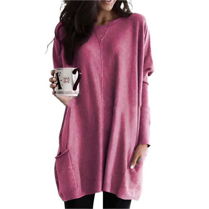 Vista posteriore abito oversize donna a maniche lunghe. Scollo rotondo, design comodo e moderno per ogni occasione.