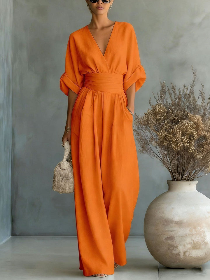 Tuta donna casual chic con scollo a V e gamba larga, versatile per giorno e sera, per un look moderno.