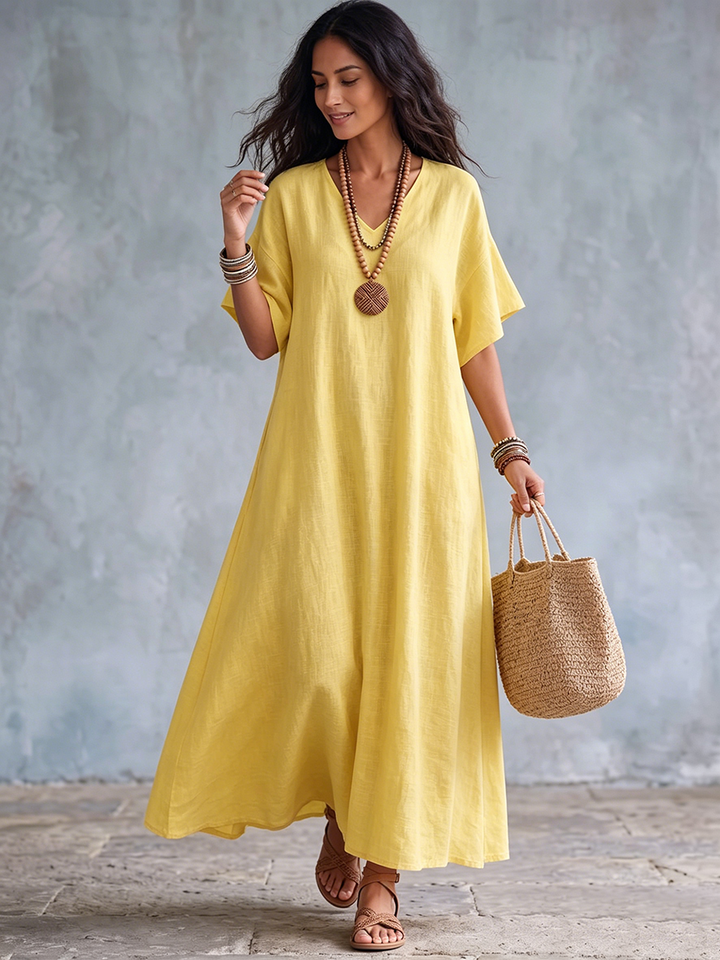 Dettaglio dell'abito lungo giallo in lino da donna, fresco e traspirante, perfetto per la primavera/estate.