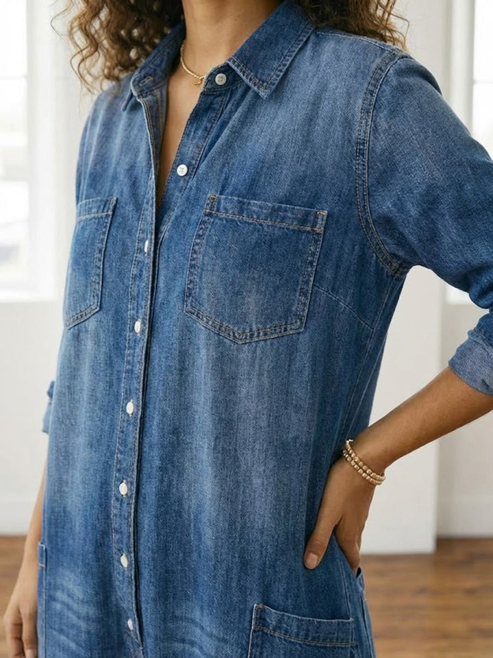 Tuta intera donna denim scuro con tasche funzionali e bottoni. Perfetta per uno stile utility.
