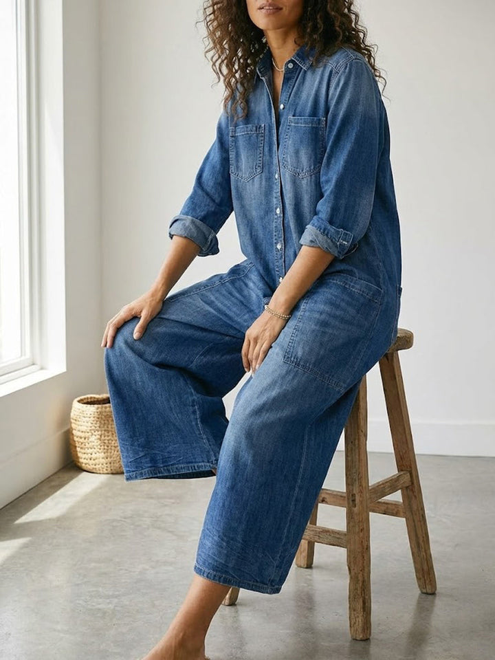 Tuta casual donna in denim scuro. Stile utility versatile per un look moderno e alla moda.