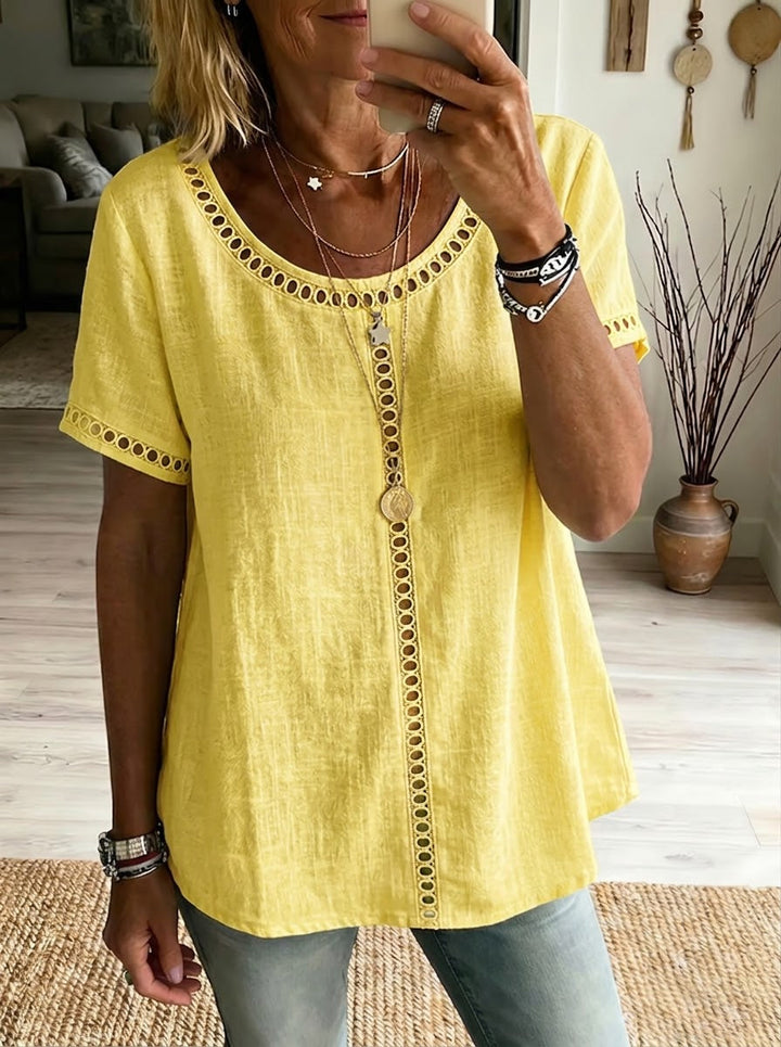 Top donna casual-elegante con trama patchwork e trafori chic, perfetto per l'estate e un look rilassato.