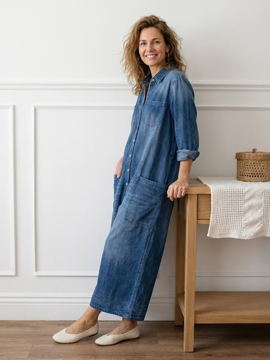 Tuta denim scuro donna, bottoni frontali e tasche funzionali. Stile utility casual, moda donna.