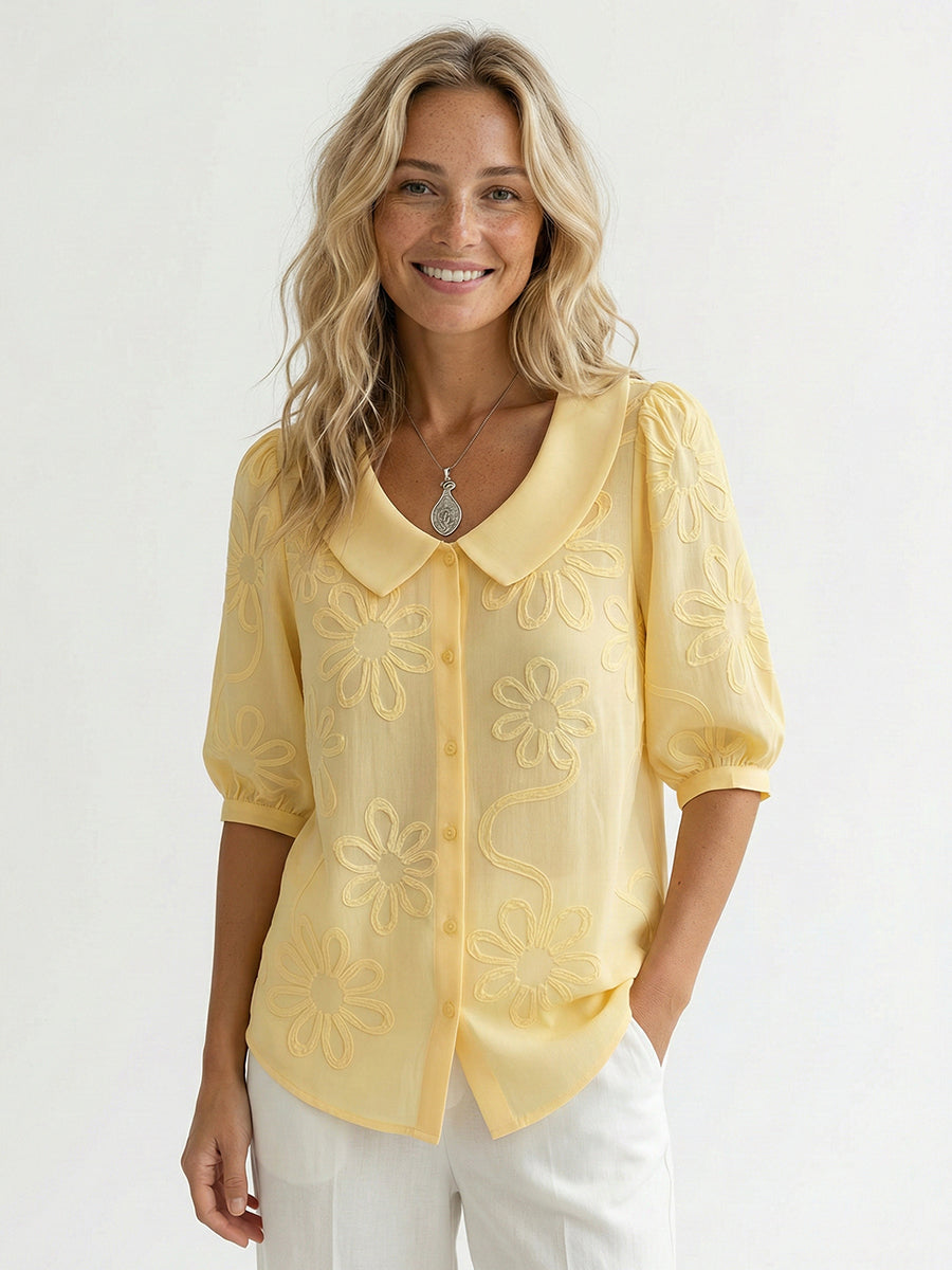 Camicia donna vintage con colletto Peter Pan e ricamo floreale. Perfetta per un look primaverile elegante.