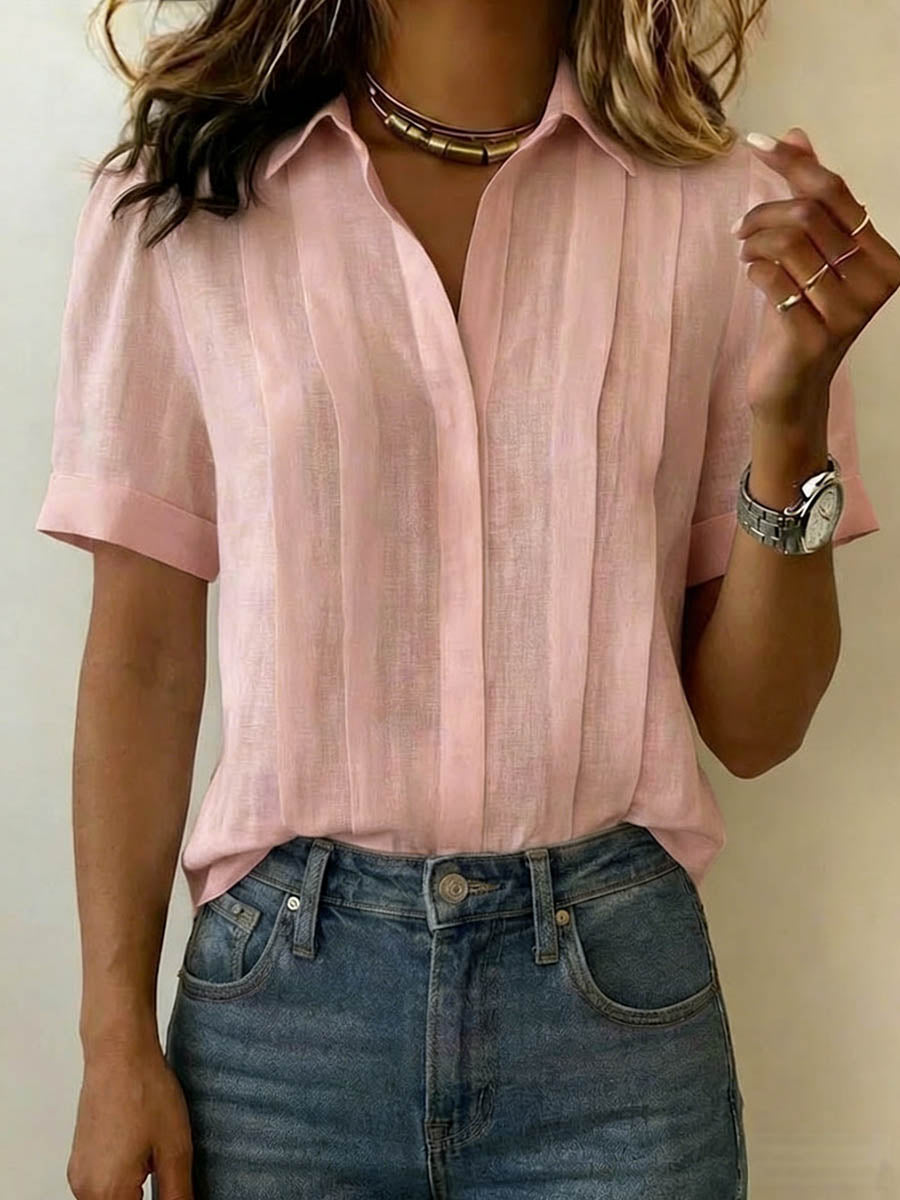 Dettaglio del tessuto morbido e del colletto della camicia da donna estiva casual. Perfetta vestibilità.