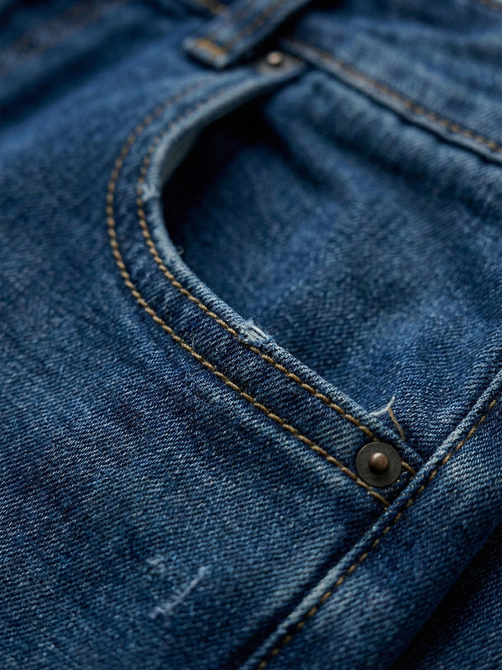 Moda jeans donna: casual e rilassati, con effetto denim lavato, ideali per il tuo look quotidiano e street style.