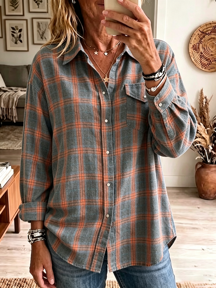 Donna indossa camicia oversize a quadri, creando un look casual autunnale comodo e alla moda.