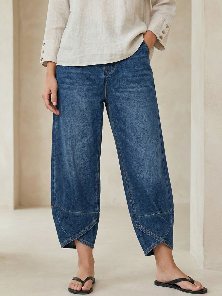Jeans donna casual rilassati in denim blu lavato, ideali per uno stile street moderno e confortevole.