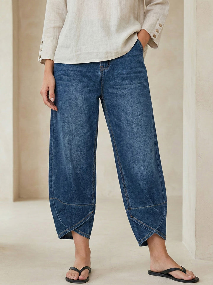 Jeans donna casual rilassati in denim blu lavato, ideali per uno stile street moderno e confortevole.