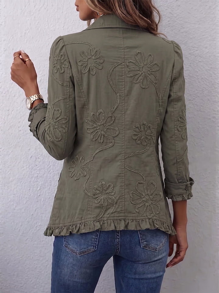 Giacca femminile bianca ricamata con dettagli volant e bottoni. Perfetta per un look casual-chic primavera/autunno.