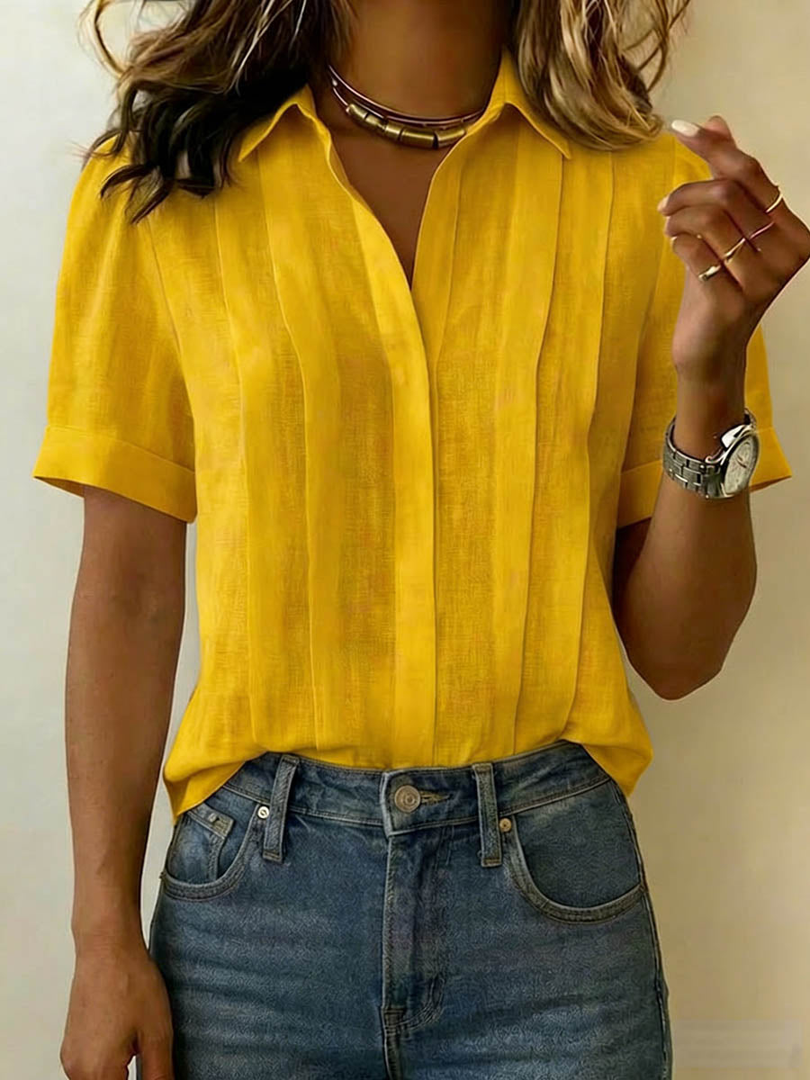 Camicia donna chic per look casual estivi. Maniche corte, colletto, tessuto traspirante. Per la moda quotidiana.