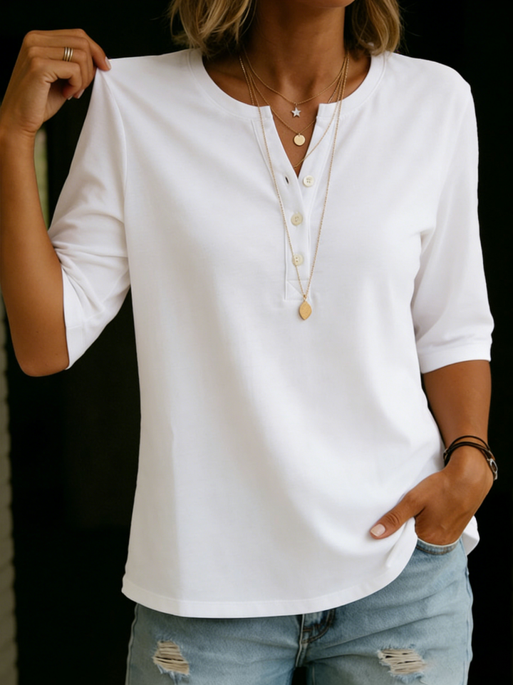 Primo piano scollo Henley di maglietta uomo. Dettaglio bottoni e tessuto, massimo comfort per abbigliamento casual primavera/estate.