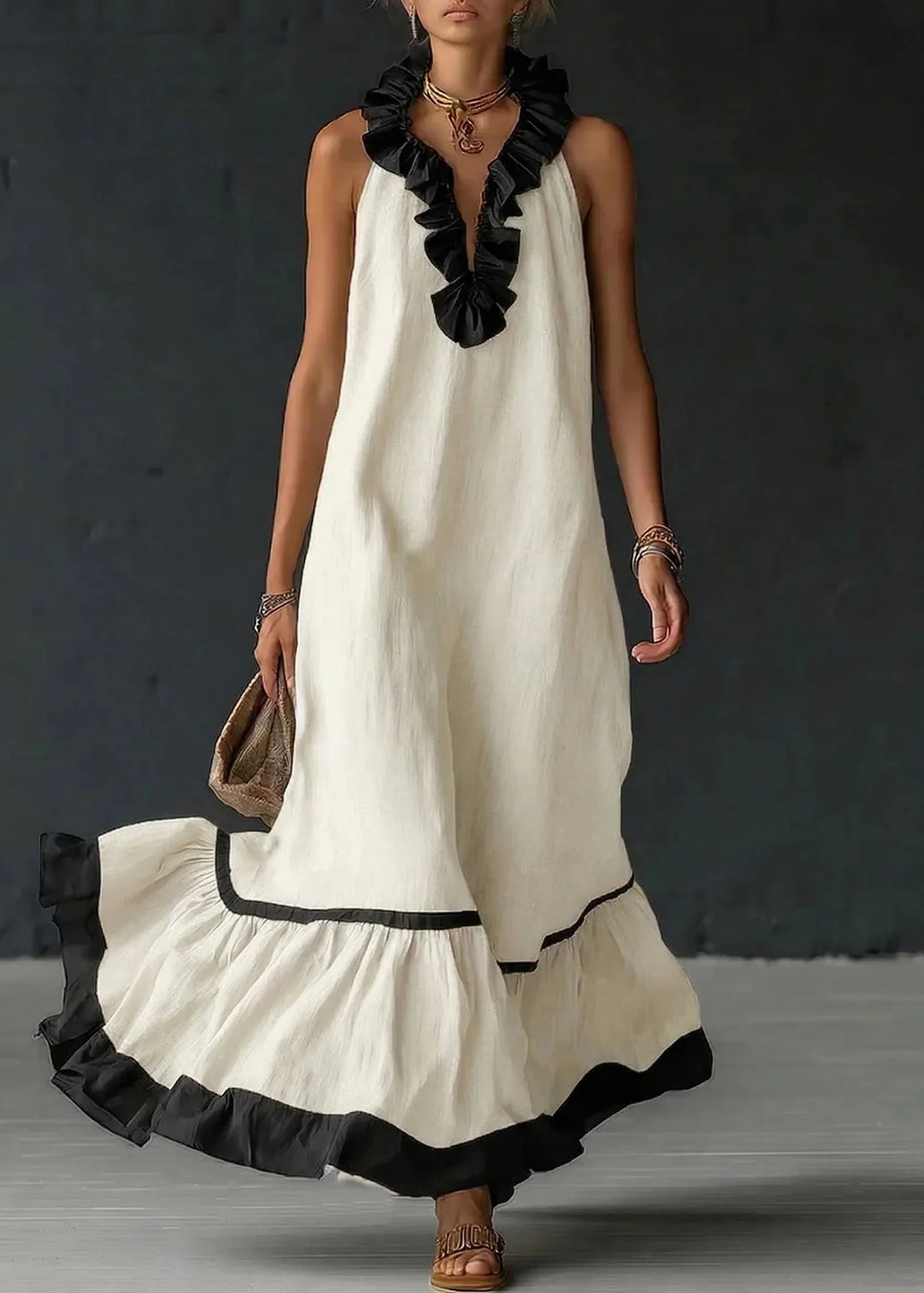 Abito lungo fluido donna con eleganti volant a contrasto, perfetto per look estivi casual chic.