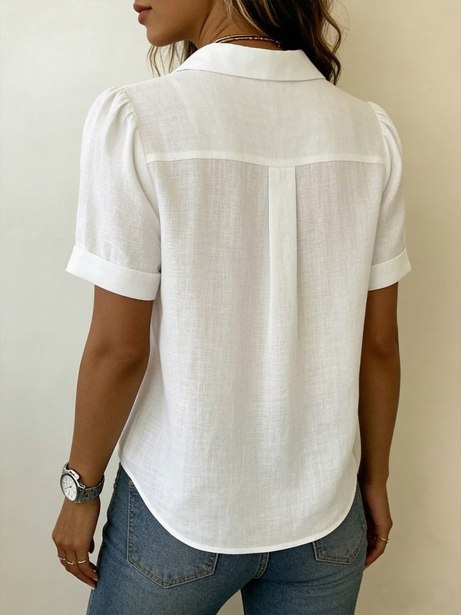 Modella con camicia da donna casual. Colletto, maniche corte, tessuto morbido. Ideale per la moda estiva.