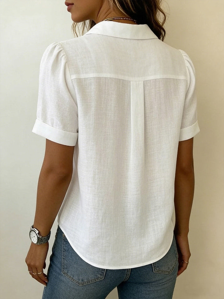 Modella con camicia da donna casual. Colletto, maniche corte, tessuto morbido. Ideale per la moda estiva.