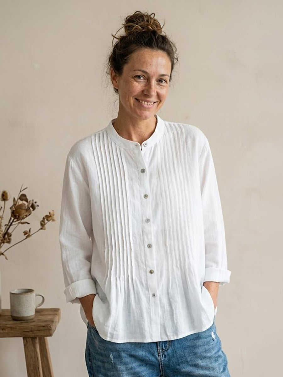 Camicia donna plissettata estiva bianca, maniche corte, scollo a V, ideale per look chic e confortevoli.