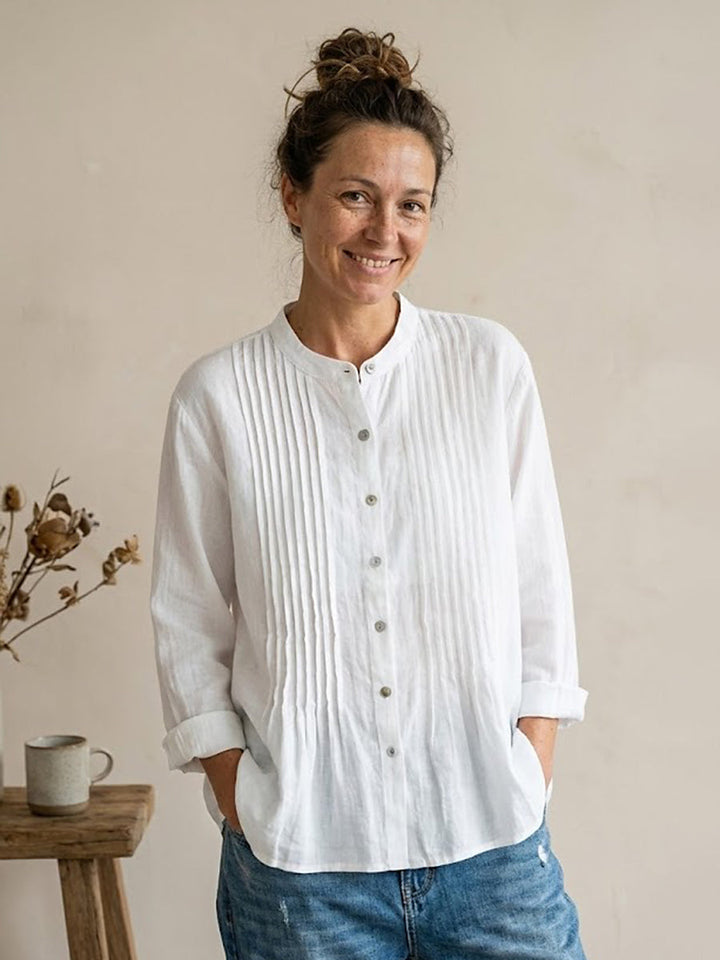Camicia donna plissettata estiva bianca, maniche corte, scollo a V, ideale per look chic e confortevoli.