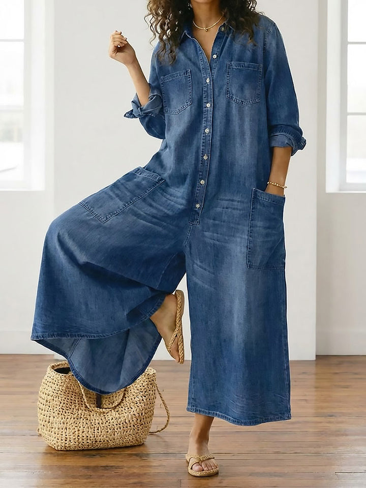 Tuta donna denim scuro, stile utility casual. Vestibilità regolare, bottoni frontali, look moderno.