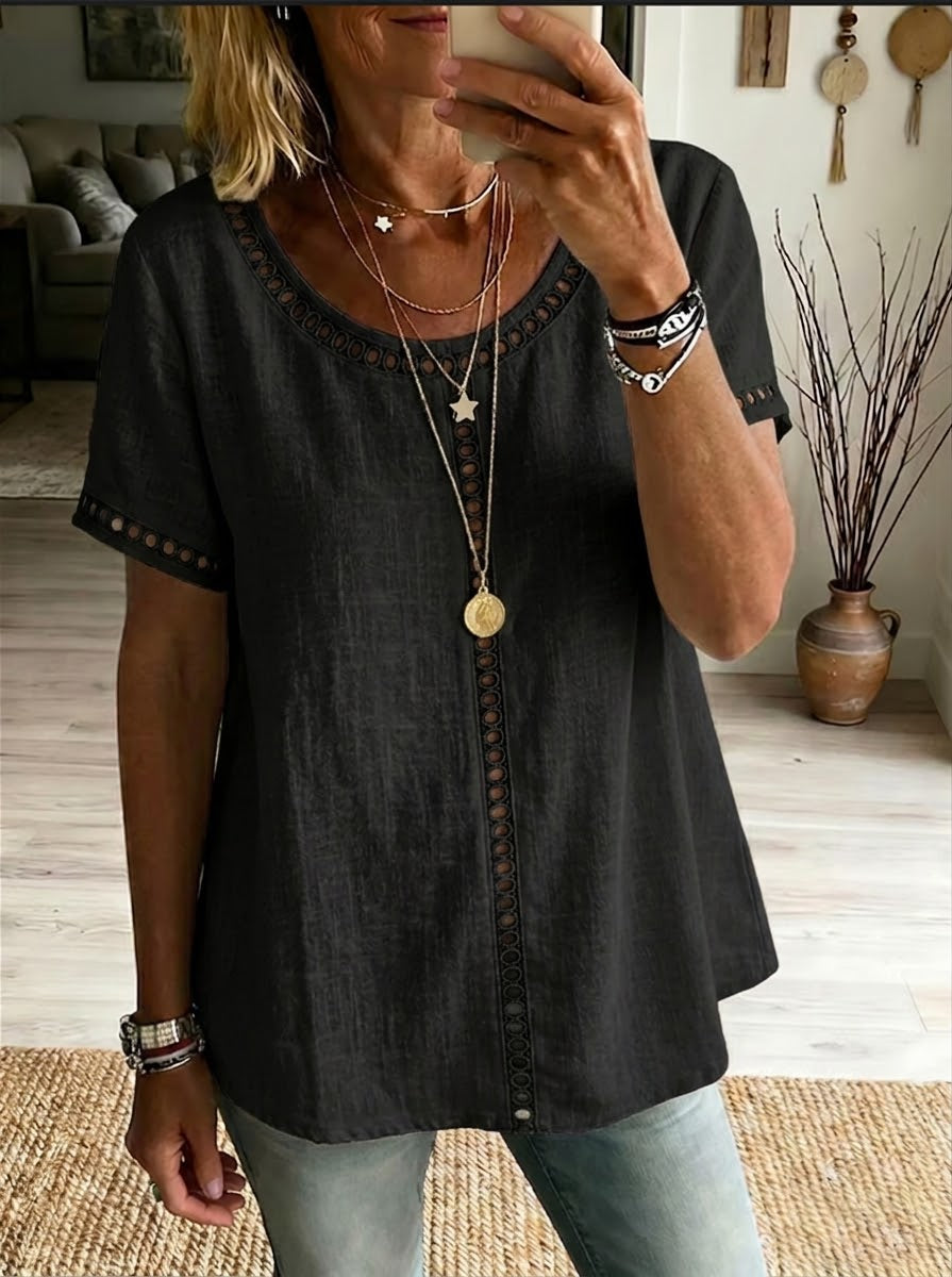 Top da donna estivo patchwork con trafori, un capo di abbigliamento casual-elegante per l'estate.