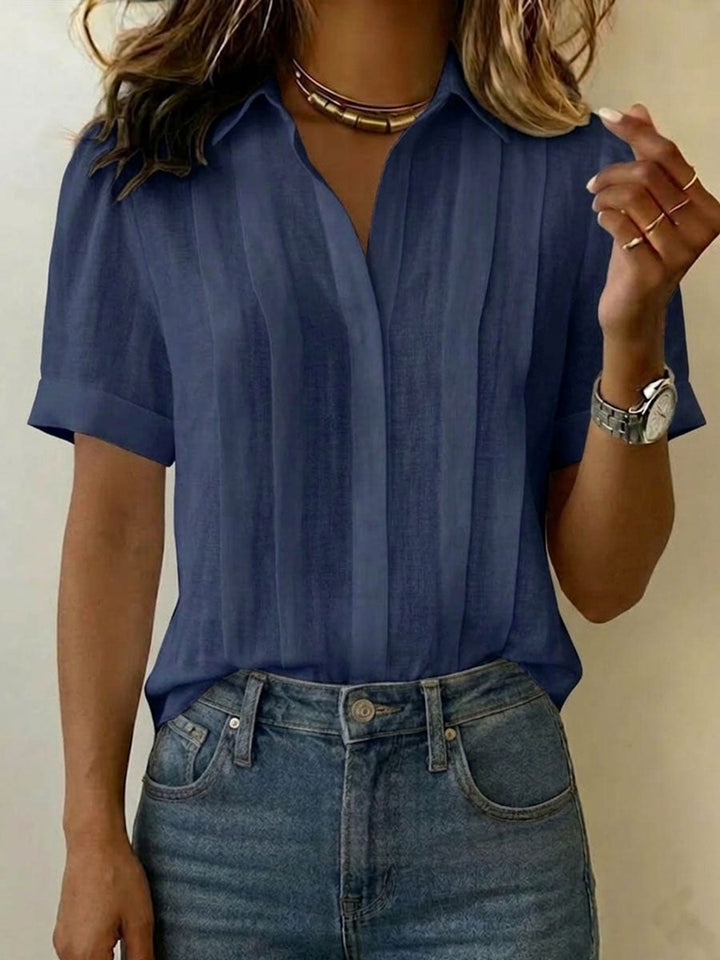 Camicia da donna leggera e morbida, con colletto. Maniche corte, stile estivo casual. Comfort e traspirabilità.