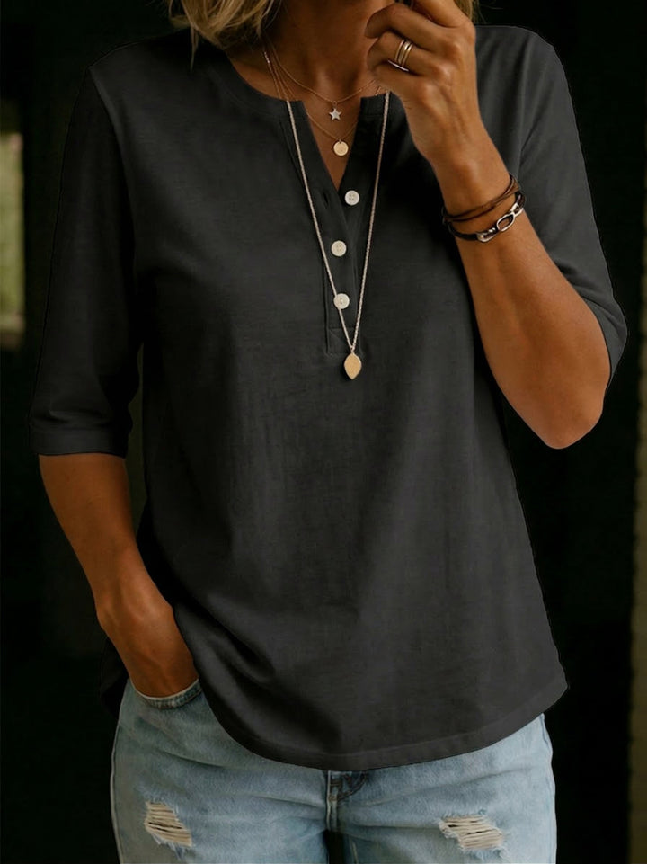 T-shirt Henley uomo grigia, versatile per ogni outfit. Maglietta moda uomo casual perfetta per primavera ed estate, massima eleganza.