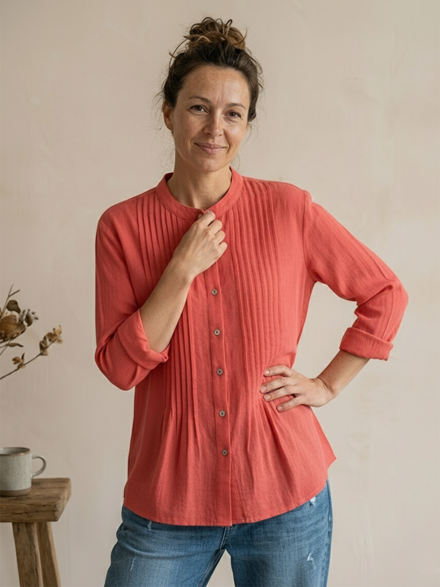 Elegante camicia donna estiva plissettata con scollo a V, perfetta per un outfit casual chic di tendenza.
