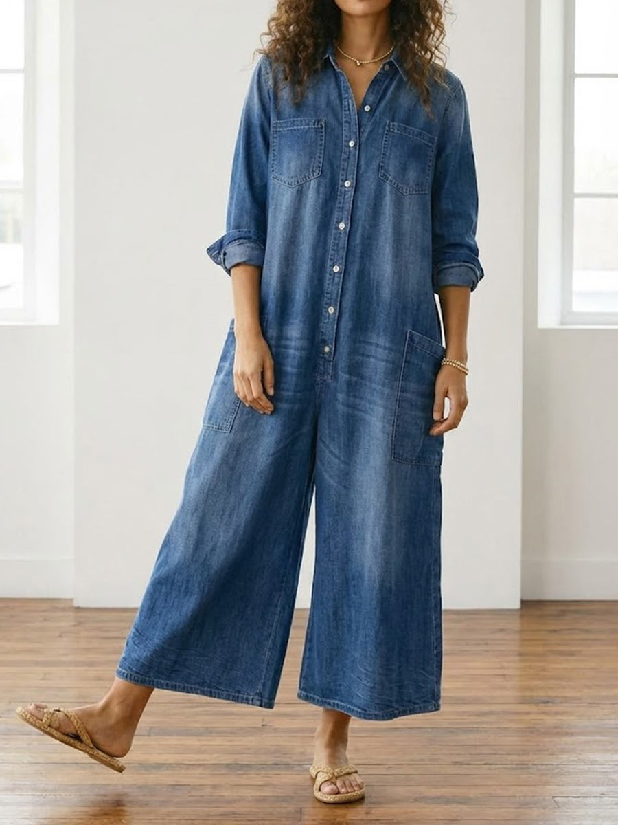 Tuta intera donna denim scuro versatile. Stile utility per un look casual moderno e confortevole.